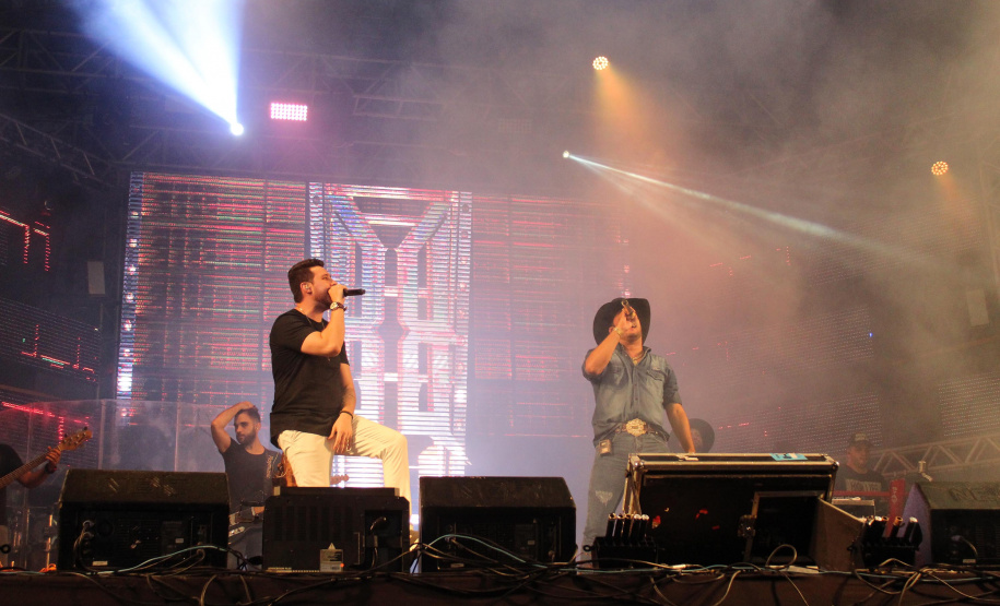 Praias de Matinhos e Pontal lotam durante shows de Leonardo e a dupla Bruno e Barretto