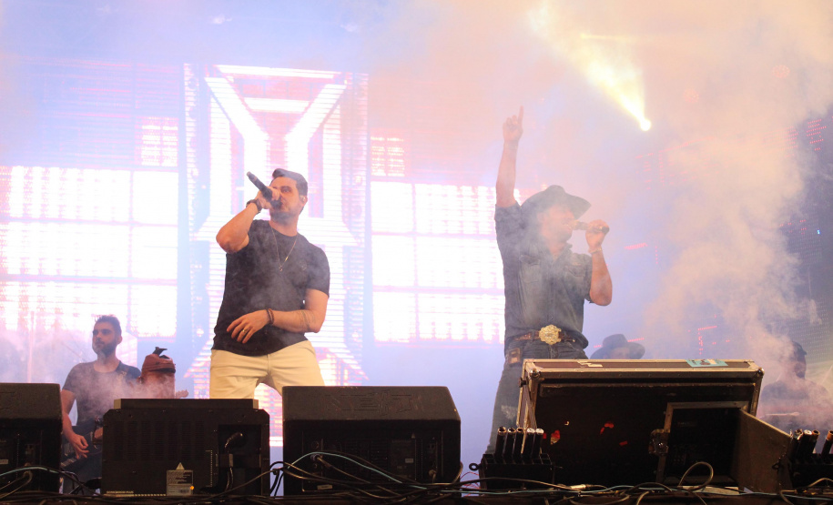 Praias de Matinhos e Pontal lotam durante shows de Leonardo e a dupla Bruno e Barretto