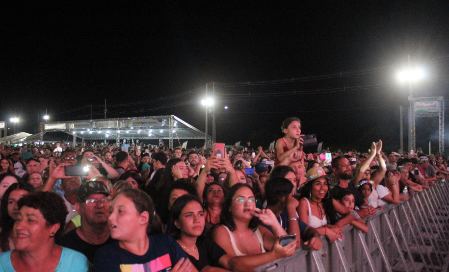 Praias de Matinhos e Pontal lotam durante shows de Leonardo e a dupla Bruno e Barretto