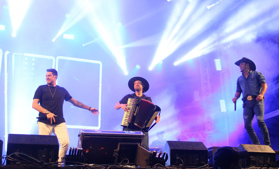 Praias de Matinhos e Pontal lotam durante shows de Leonardo e a dupla Bruno e Barretto