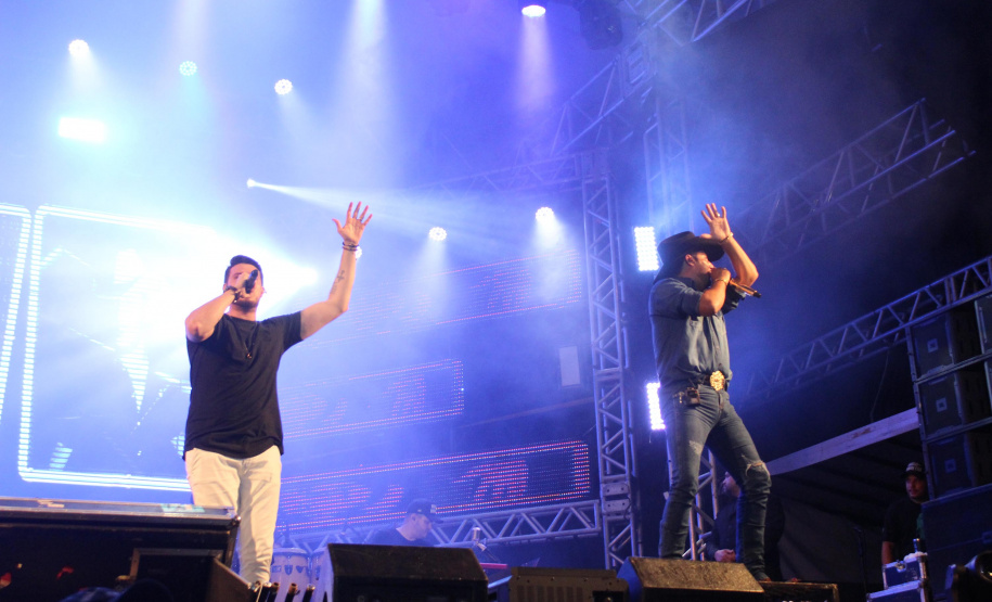 Praias de Matinhos e Pontal lotam durante shows de Leonardo e a dupla Bruno e Barretto
