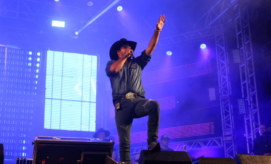 Praias de Matinhos e Pontal lotam durante shows de Leonardo e a dupla Bruno e Barretto