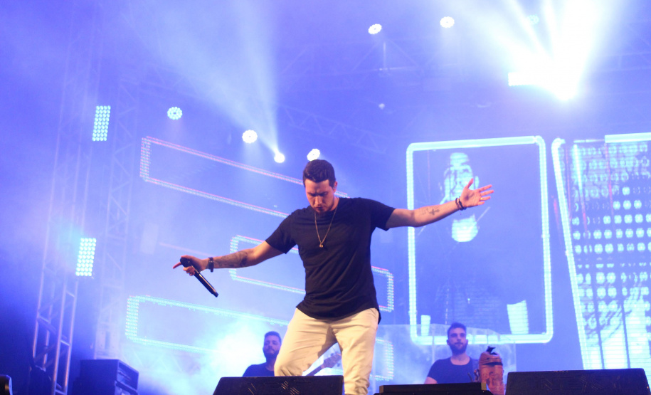 Praias de Matinhos e Pontal lotam durante shows de Leonardo e a dupla Bruno e Barretto