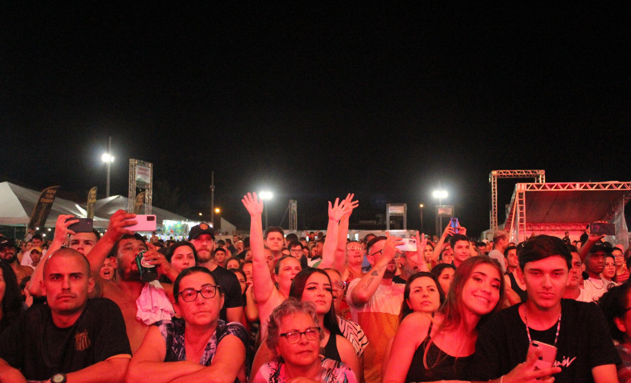 Praias de Matinhos e Pontal lotam durante shows de Leonardo e a dupla Bruno e Barretto