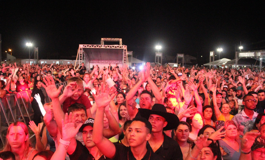 Praias de Matinhos e Pontal lotam durante shows de Leonardo e a dupla Bruno e Barretto