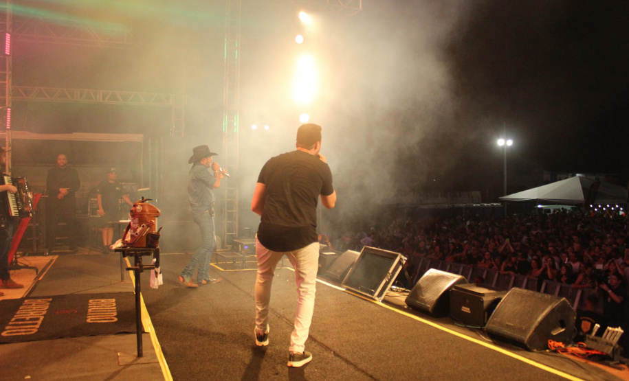 Praias de Matinhos e Pontal lotam durante shows de Leonardo e a dupla Bruno e Barretto