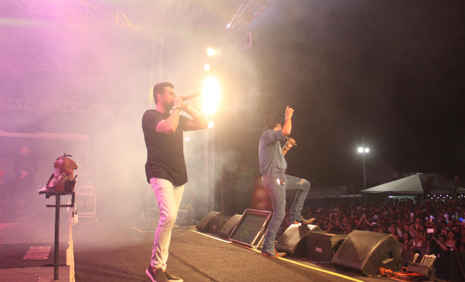 Praias de Matinhos e Pontal lotam durante shows de Leonardo e a dupla Bruno e Barretto