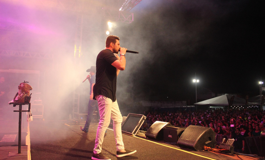 Praias de Matinhos e Pontal lotam durante shows de Leonardo e a dupla Bruno e Barretto