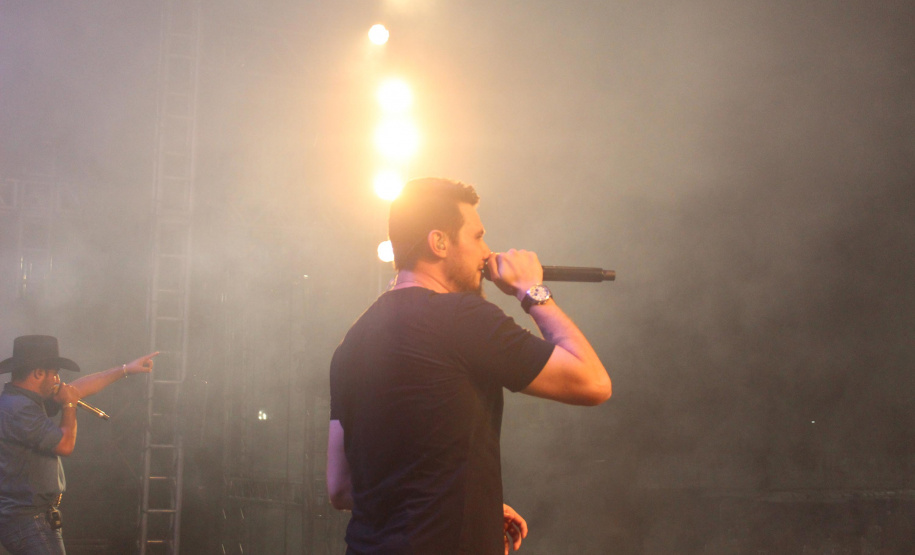 Praias de Matinhos e Pontal lotam durante shows de Leonardo e a dupla Bruno e Barretto