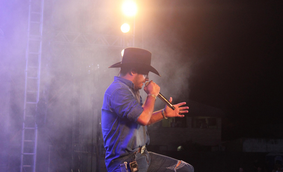 Praias de Matinhos e Pontal lotam durante shows de Leonardo e a dupla Bruno e Barretto