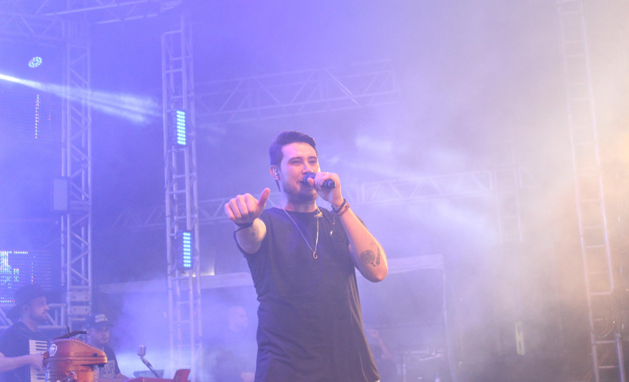 Praias de Matinhos e Pontal lotam durante shows de Leonardo e a dupla Bruno e Barretto