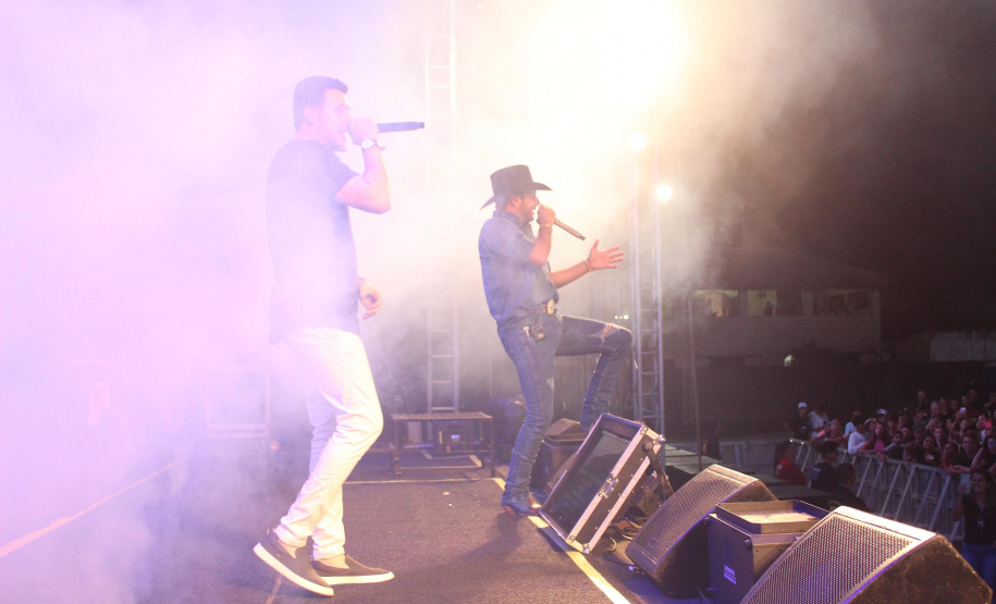 Praias de Matinhos e Pontal lotam durante shows de Leonardo e a dupla Bruno e Barretto