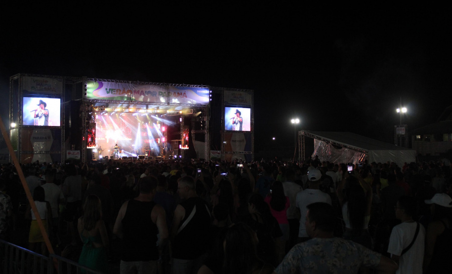 Praias de Matinhos e Pontal lotam durante shows de Leonardo e a dupla Bruno e Barretto