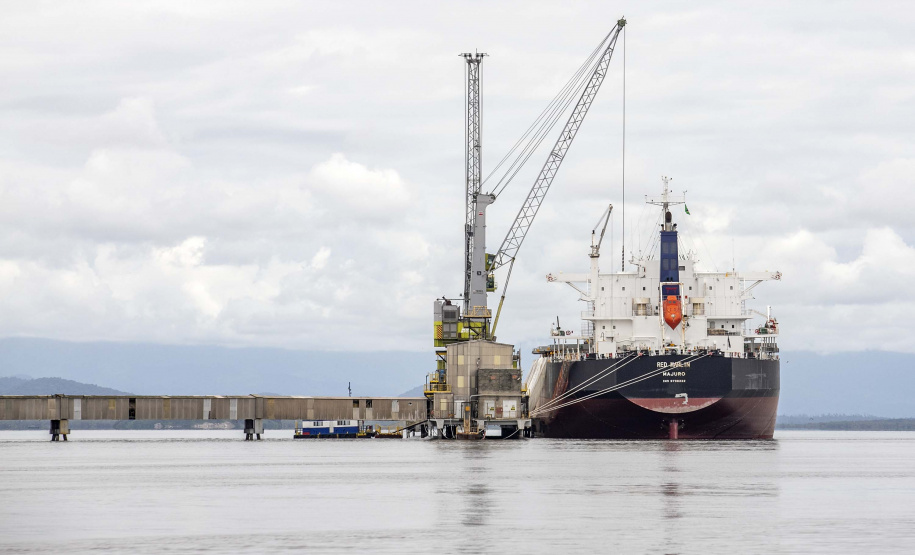 Maior volume de fertilizante é descarregado de um único navio no Porto de Paranaguá