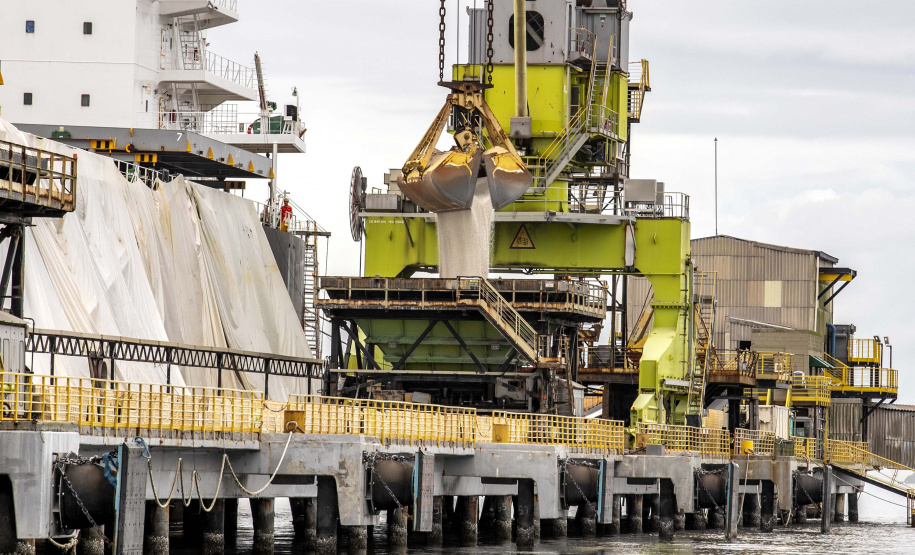Maior volume de fertilizante é descarregado de um único navio no Porto de Paranaguá