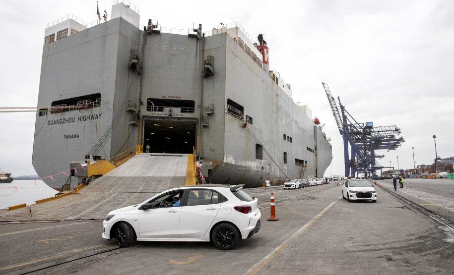 Montadora do Rio Grande do Sul passa a exportar veículos pelo Paraná