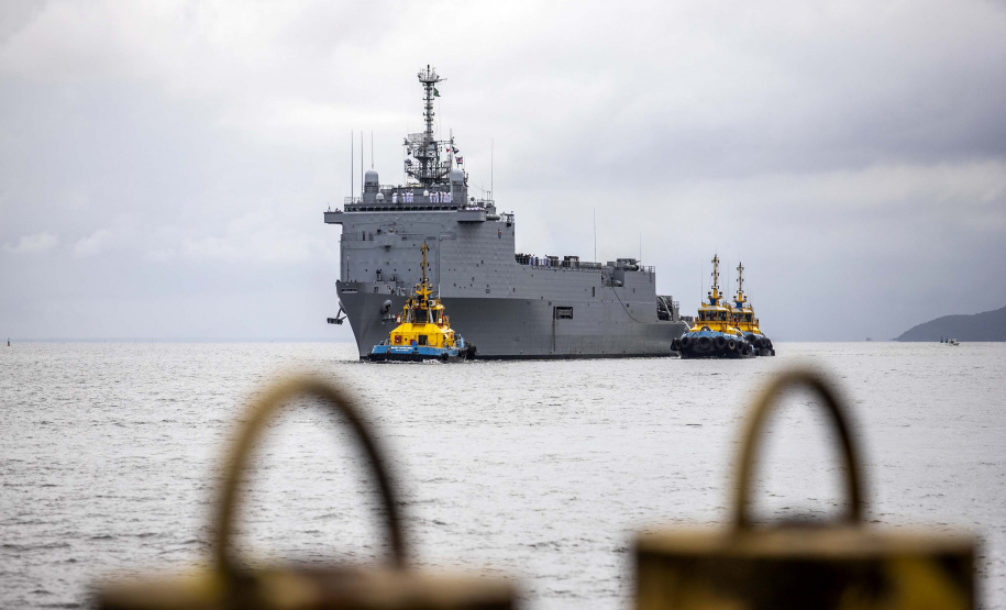 Embarcações da esquadra da Marinha atracam no Porto de Paranaguá