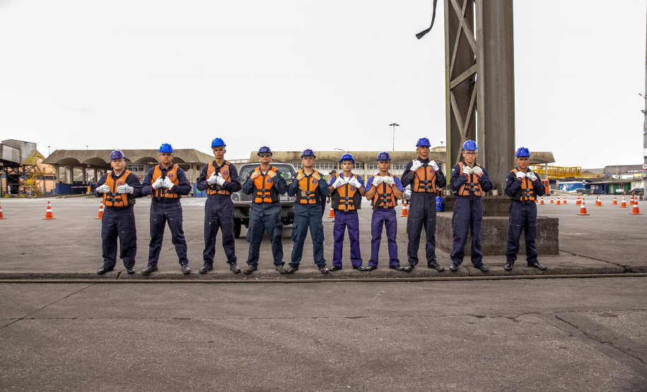 Embarcações da esquadra da Marinha atracam no Porto de Paranaguá