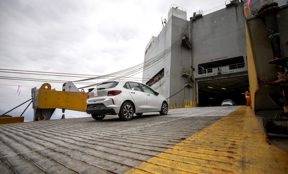 Montadora do Rio Grande do Sul passa a exportar veículos pelo Paraná