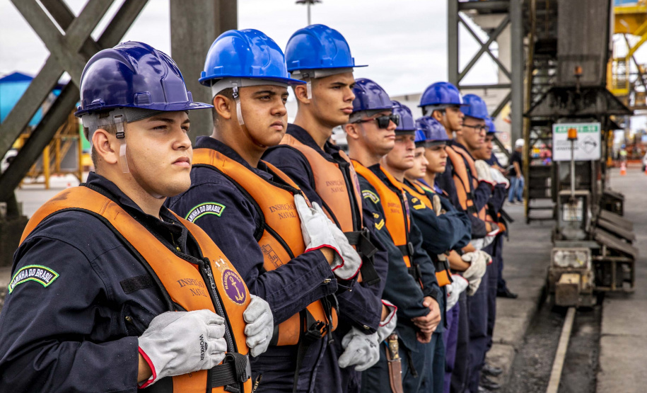 Embarcações da esquadra da Marinha atracam no Porto de Paranaguá