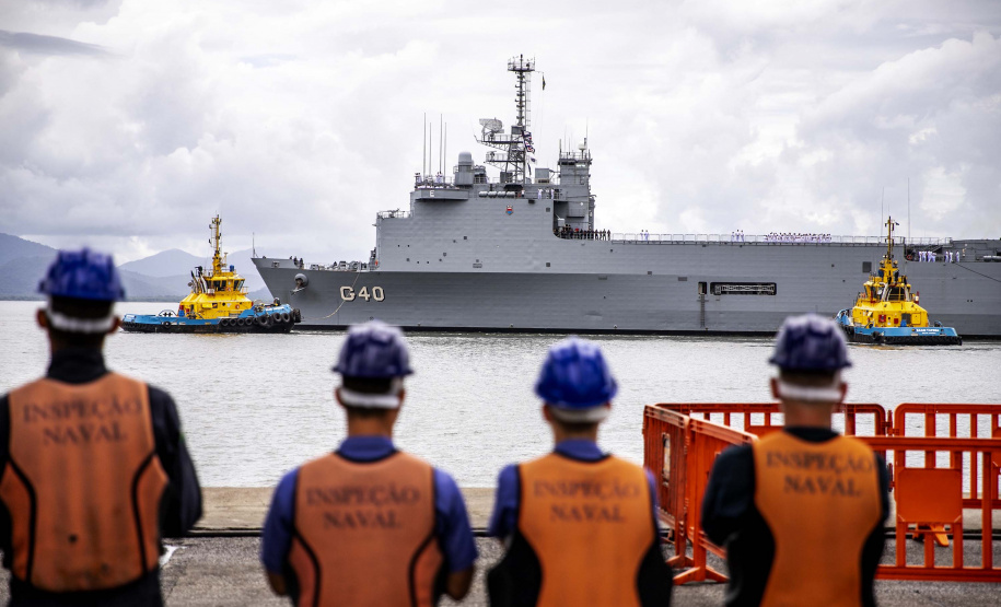 Embarcações da esquadra da Marinha atracam no Porto de Paranaguá