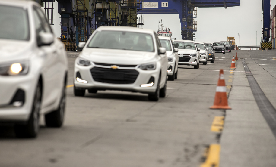 Montadora do Rio Grande do Sul passa a exportar veículos pelo Paraná