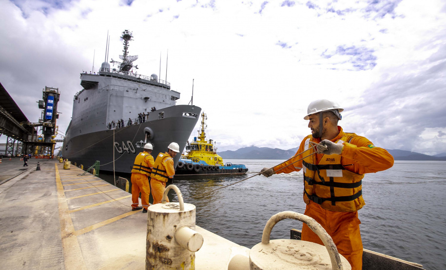 Embarcações da esquadra da Marinha atracam no Porto de Paranaguá