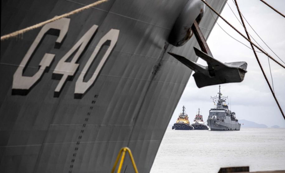 Embarcações da esquadra da Marinha atracam no Porto de Paranaguá