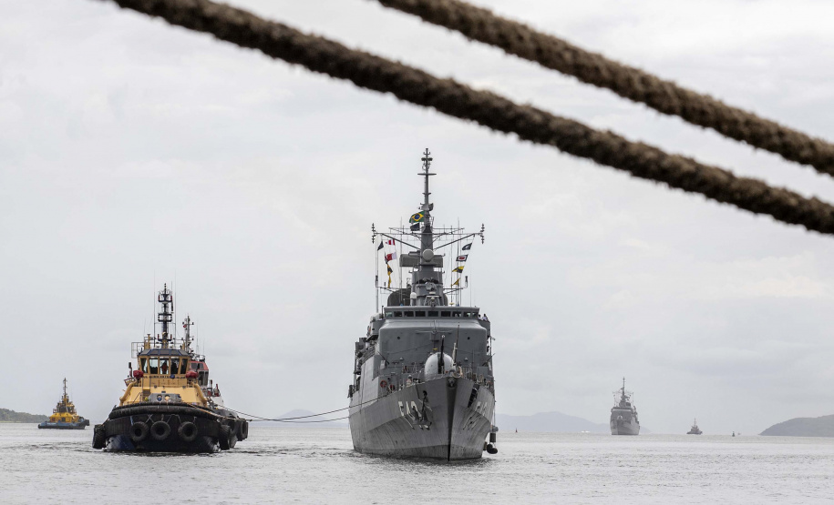 Embarcações da esquadra da Marinha atracam no Porto de Paranaguá