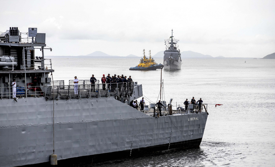 Embarcações da esquadra da Marinha atracam no Porto de Paranaguá
