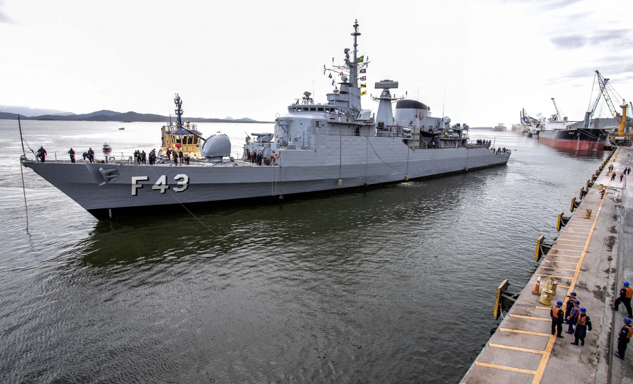 Embarcações da esquadra da Marinha atracam no Porto de Paranaguá