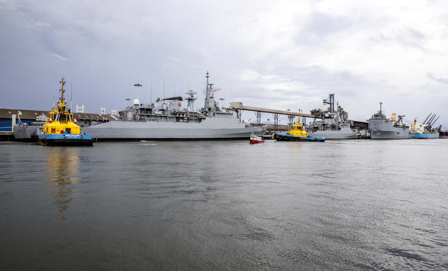 Embarcações da esquadra da Marinha atracam no Porto de Paranaguá