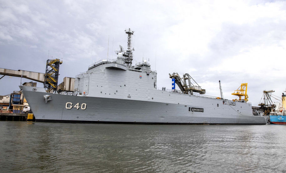 Embarcações da esquadra da Marinha atracam no Porto de Paranaguá