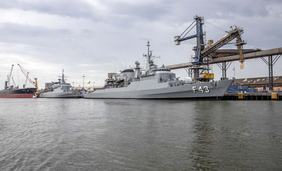 Embarcações da esquadra da Marinha atracam no Porto de Paranaguá