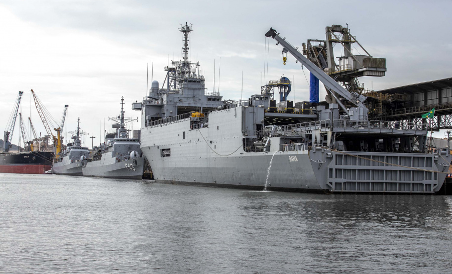 Embarcações da esquadra da Marinha atracam no Porto de Paranaguá