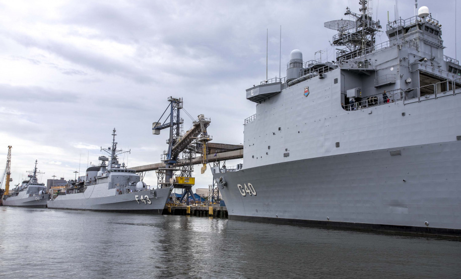Embarcações da esquadra da Marinha atracam no Porto de Paranaguá