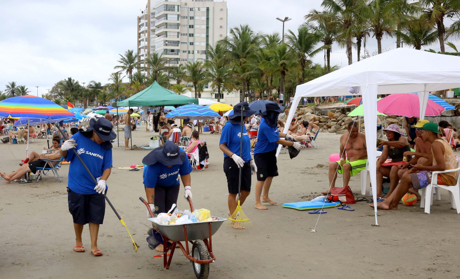 Banhistas jogam nas praias quase 10 toneladas de lixo por dia