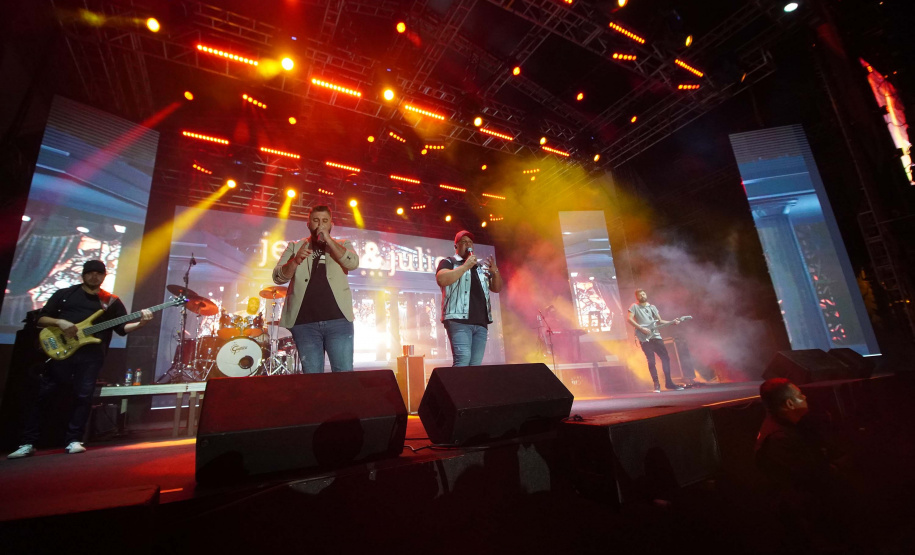 Edson & Hudson e Jeann & Julio encerram primeira semana de shows gratuito no Litoral - Na foto, show de  Jeann & Julio em Matinhs -
