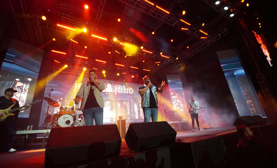 Edson & Hudson e Jeann & Julio encerram primeira semana de shows gratuito no Litoral - Na foto, show de  Jeann & Julio em Matinhs -