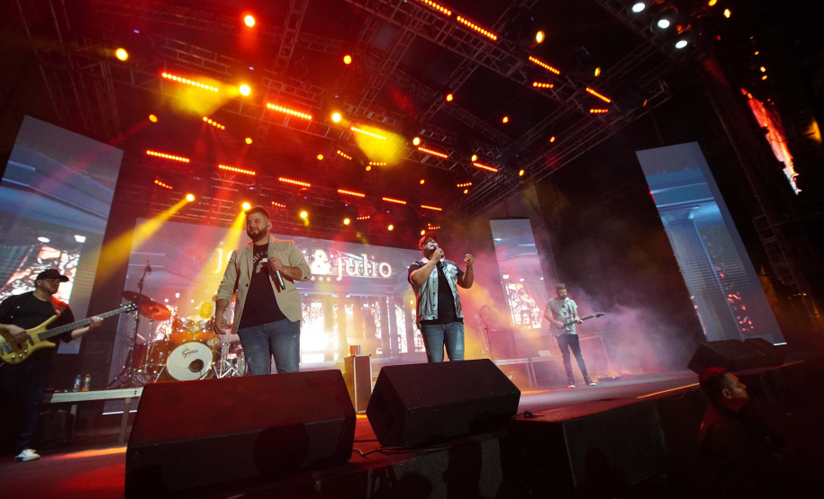 Edson & Hudson e Jeann & Julio encerram primeira semana de shows gratuito no Litoral - Na foto, show de  Jeann & Julio em Matinhs -