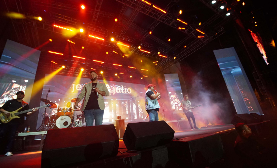 Edson & Hudson e Jeann & Julio encerram primeira semana de shows gratuito no Litoral - Na foto, show de  Jeann & Julio em Matinhs -