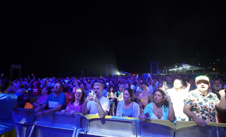 Edson & Hudson e Jeann & Julio encerram primeira semana de shows gratuito no Litoral - Na foto, show de  Jeann & Julio em Matinhs -