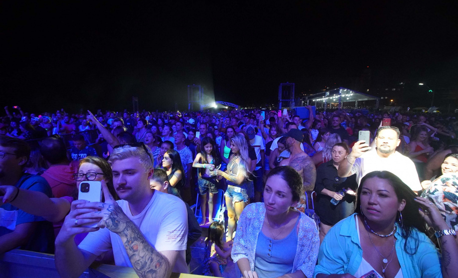 Edson & Hudson e Jeann & Julio encerram primeira semana de shows gratuito no Litoral - Na foto, show de  Jeann & Julio em Matinhs -