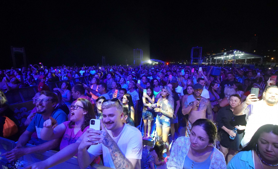 Edson & Hudson e Jeann & Julio encerram primeira semana de shows gratuito no Litoral - Na foto, show de  Jeann & Julio em Matinhs -