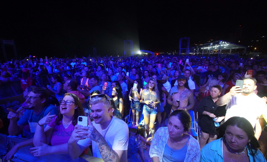 Edson & Hudson e Jeann & Julio encerram primeira semana de shows gratuito no Litoral - Na foto, show de  Jeann & Julio em Matinhs -