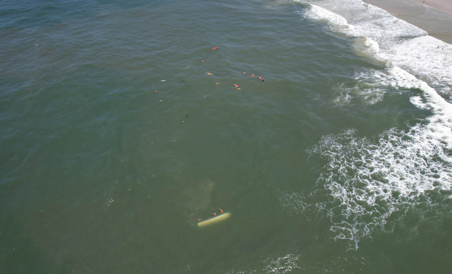 Corpo de Bombeiros salva 15 pessoas após naufrágio de embarcação na Ilha do Mel