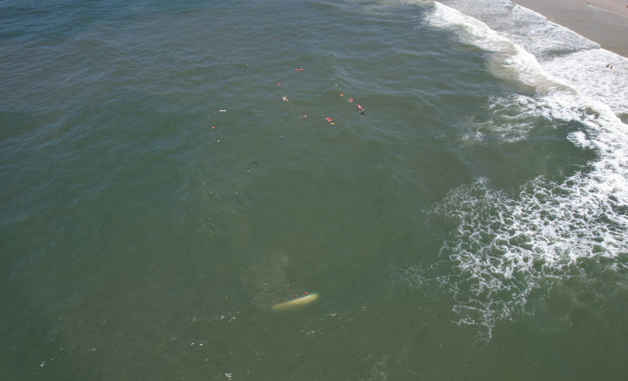 Corpo de Bombeiros salva 15 pessoas após naufrágio de embarcação na Ilha do Mel