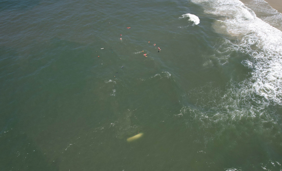 Corpo de Bombeiros salva 15 pessoas após naufrágio de embarcação na Ilha do Mel