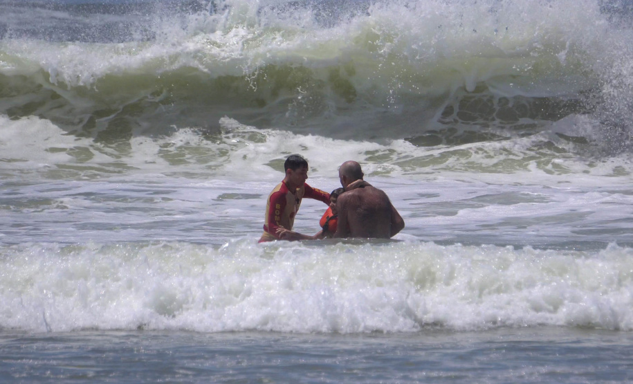 Corpo de Bombeiros salva 15 pessoas após naufrágio de embarcação na Ilha do Mel