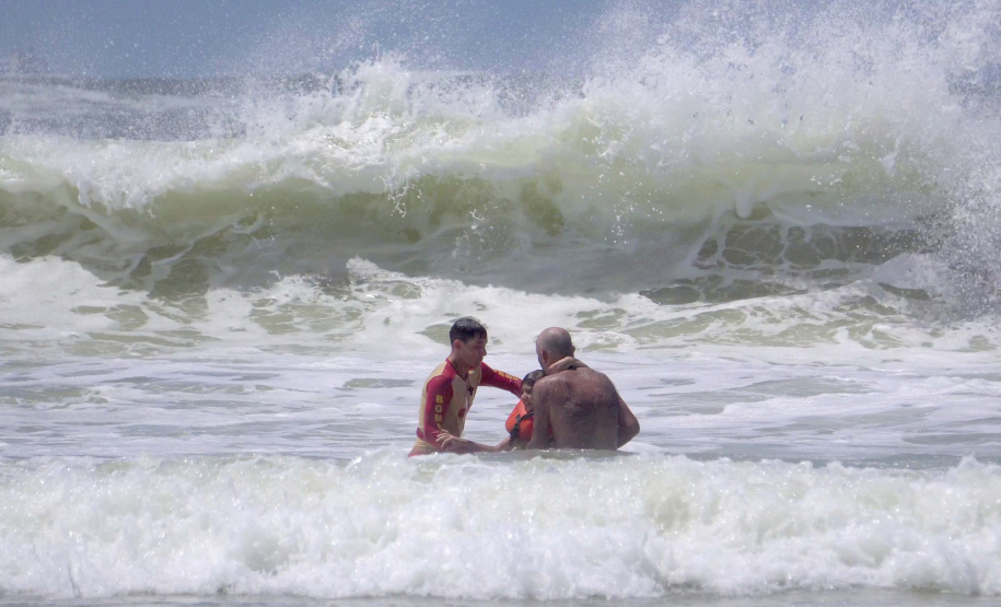 Em último balanço de janeiro, Bombeiros divulgam marca de mais de 1 mil salvamentos no litoral